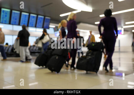 Unscharf verschwommen Bokeh der Reisende im Flughafen Terminal reisen für Arbeit und Urlaub - Koffer, Reisegepäck, Rucksäcke, digitale Flugplan board Stockfoto