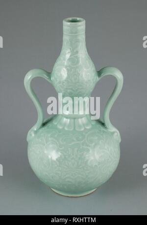 Vase mit Double-Gourd Incurved Schleife verarbeitet. China. Datum: 1723-1735. Abmessungen: H 25,2 cm (9 15/16 in.); Durchm. 13,8 cm (5 7/16 in.). Porzellan mit unterglasur geformten Dekoration. Herkunft: China. Museum: Das Chicago Art Institute. Stockfoto