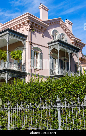 Reich verzierte Fassade, Carroll-Crawford House, dreistöckiges italienisches Kolonialhaus, gusseiserne Balkone und Zaun, Garden District, NOLA, New Orleans, USA. Stockfoto