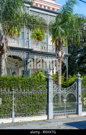 Reich verzierte Fassade, Carroll-Crawford House, dreistöckiges italienisches Kolonialhaus, gusseiserne Balkone und Zaun, Garden District, NOLA, New Orleans, USA. Stockfoto