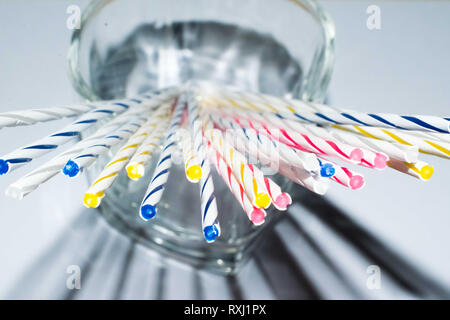 Bunte klebt auf einem Glas mug, abstrakte farbige Sticks Stockfoto