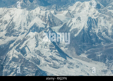 Blick auf den Mount Everest und die umliegenden Berge und Schnee bedeckt die Landschaft, auf dem Flug von Lhasa, Tibet nach Kathmandu, Nepal. Stockfoto