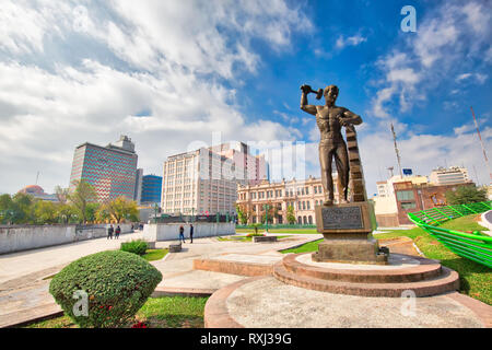 Monterrey, Mexiko, 11. Dezember 2018: Monterrey, Denkmal für Arbeitnehmer (Monumento a los Obreros) im Landmark Macroplaza (La Gran Plaza) Square im historischen Stockfoto