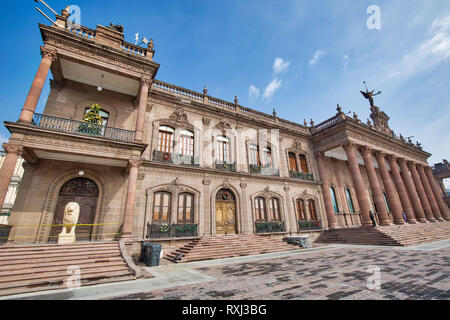 Monterrey, Mexiko, 11. Dezember 2018: Monterrey, Macroplaza, Regierungspalast (Palacio del Regierung) Stockfoto