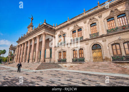 Monterrey, Mexiko, 11. Dezember 2018: Monterrey, Macroplaza, Regierungspalast (Palacio del Regierung) Stockfoto