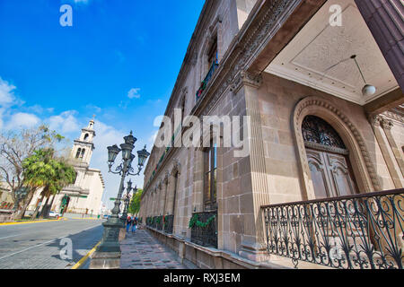 Monterrey, Mexiko, 11. Dezember, 2018: Monterrey, Sehenswürdigkeiten Macroplaza (La Gran Plaza) Square im historischen Stadtzentrum, die Siebtgrößte PLAZA im w Stockfoto