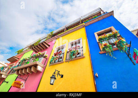 Monterrey, Mexiko - 9 Dezember, 2018: Bunte historische Gebäude im Zentrum der Altstadt (Barrio Antiguo) zu einer Hauptreisezeit Stockfoto