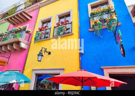 Monterrey, Mexiko - 9 Dezember, 2018: Bunte historische Gebäude im Zentrum der Altstadt (Barrio Antiguo) zu einer Hauptreisezeit Stockfoto