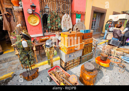 Monterrey, Mexiko - 9 Dezember, 2018: Markt steht auf den Straßen der Altstadt (Barrio Antiguo) in Monterrey anzeigen Handwerker nicht verbindlich Stockfoto