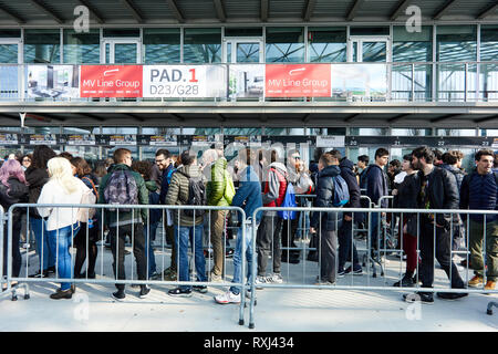 Mailand, Italien - 8. März 2019 Cartoomics Comic Con Besucher line für den Kauf von Tickets Stockfoto