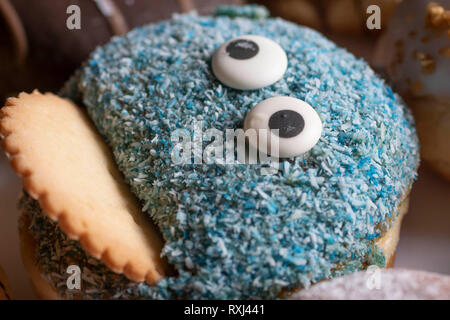 Leckere frisch gebackene Berliner mit verschiedenen Toppings closeup Stockfoto