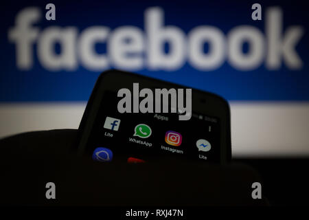 Facebook Lite, WhatsApp, Instagram und Messenger Lite Icons, Logos sind auf dem Smartphone angezeigt. Facebook plant die Messaging Services zu integrieren. Stockfoto