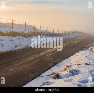 Ein tiefer Nebel steigt von einer Landstraße mitten im Winter, 2019 Stockfoto