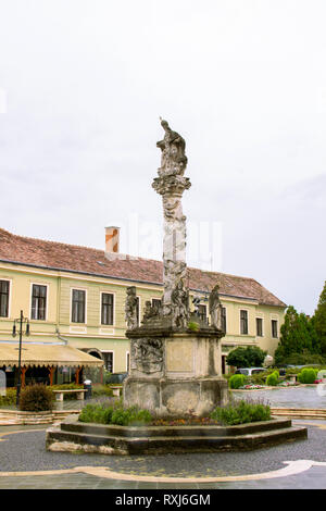 Skulptur der Heiligen Dreifaltigkeit. Dreifaltigkeitssäule. Pestsäule am Hauptplatz im historischen Stadt Köszeg. Ungarn. Stockfoto