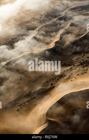 Die Great Sand Sea Dünengürtel von oben mit einer Decke von Nebel vom Atlantik gesehen. Stockfoto