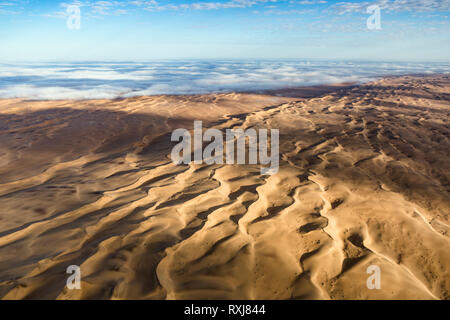 Die Great Sand Sea Dünengürtel von oben mit einer Decke von Nebel vom Atlantik gesehen. Stockfoto