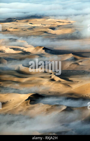 Nebel über die Great Sand Sea von Namibia sitzen. Stockfoto