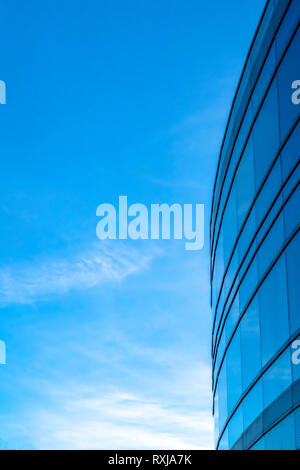 Blaues Glas Gebäude gegen vibrant blue sky Stockfoto