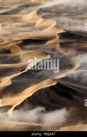 Nebel über die Great Sand Sea von Namibia sitzen. Stockfoto