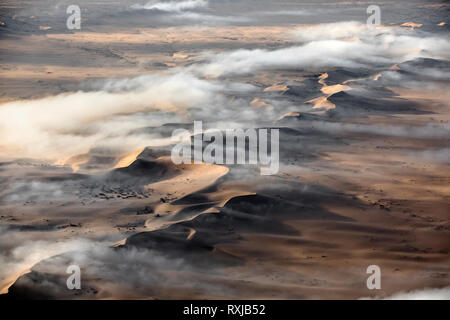 Nebel hängt über den Sanddünen des südlichen Namibia niedrig. Stockfoto