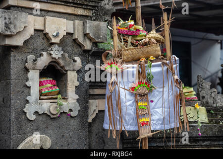 Balinesische Hindu gesponnen, Altar Dekoration lamar und gantung - gantungan und canang Sari für Nyepi Feier. Die Insel Bali, Indonesien Stockfoto