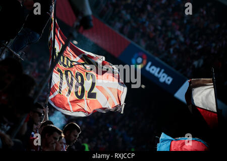 Atletico de Madrid Fans winken eine Flagge während La Liga Match zwischen Atletico de Madrid und CD Leganes an Wanda Metropolitano Stadion in Madrid. (Endstand Atletico de Madrid 1-0 CD Leganes) Stockfoto