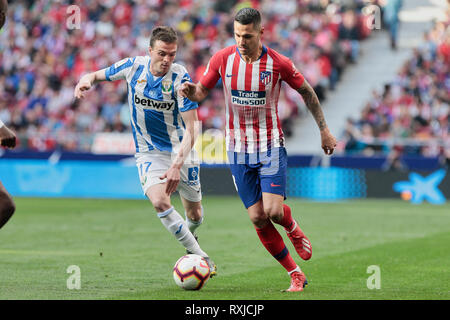 Atletico de Madrid Victor Machin 'Vitolo' und CD Leganes von Javier Eraso während La Liga Match zwischen Atletico de Madrid und CD Leganes an Wanda Metropolitano Stadion in Madrid. (Endstand Atletico de Madrid 1-0 CD Leganes) Stockfoto