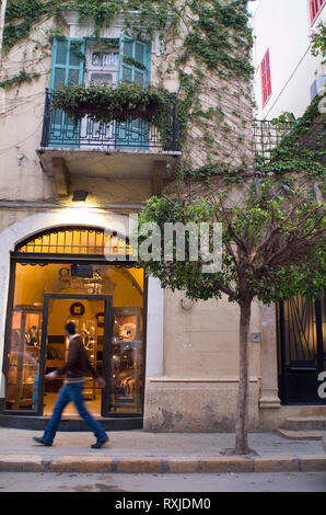 Straßenszene in Gemmayzeh, eine zentrale Stadt Nachbarschaft in Beirut. Bietet eine seltene Sammlung von intakt 19. Jahrhundert Apartment Gebäude, Gemmayzeh ist Stockfoto