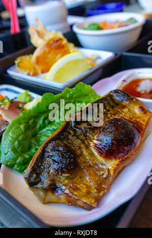 Japanisches gegrilltes Saba Makrele Fisch mit Teriyaki Sauce. Vertikale Ausrichtung. Stockfoto