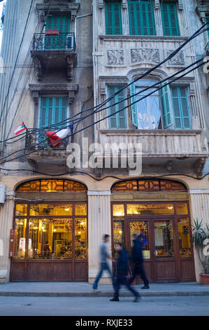 Straßenszene in Gemmayzeh, eine zentrale Stadt Nachbarschaft in Beirut. Bietet eine seltene Sammlung von intakt 19. Jahrhundert Apartment Gebäude, Gemmayzeh ist Stockfoto