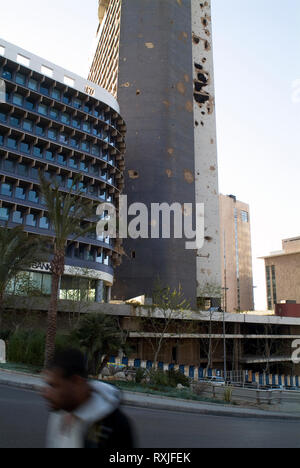 Der Kriegsverwüsteten Shell der ehemaligen Holiday Inn in Beirut. Kurz vor Beginn des Bürgerkriegs in Libanon Krieg eröffnete, wurde es bald ein beliebter Ort für Snip Stockfoto