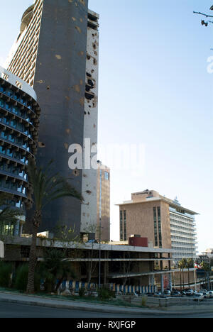 Der Kriegsverwüsteten Shell der ehemaligen Holiday Inn in Beirut. Kurz vor Beginn des Bürgerkriegs in Libanon Krieg eröffnete, wurde es bald ein beliebter Ort für Snip Stockfoto