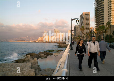 Wanderer auf der Beirut Corniche, einen großen von Palmen gesäumten Promenade, der sich an den Seiten des Mittelmeers. Alle Beirut Bewohner kommen zu Promenade i Stockfoto