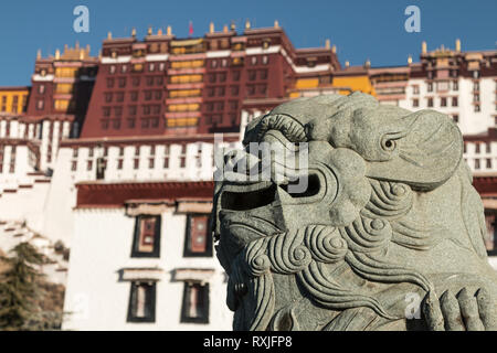 Potala Palast in Lhasa, Tibet - eine spektakuläre Palast auf einem Hügel mit war einst die Heimat des Dalai Lama eingestellt und ist heute eine Touristenattraktion. Stockfoto