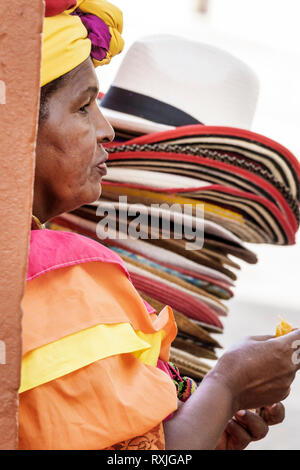 Cartagena Kolumbien, Schwarze Afrikanische Afrikanische Afrikanische ethnische Minderheit, Afro Karibik Palenquera, Erwachsene Erwachsene Frau Frauen weibliche Dame, Huthändler, traditionell Stockfoto