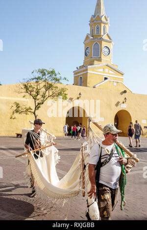 Cartagena Kolumbien, Puerta del Reloj, Uhrenturm, historisches Zentrum, Einwohner von Hispanic, Männer, Händler in Hängematten, COL190119193 Stockfoto