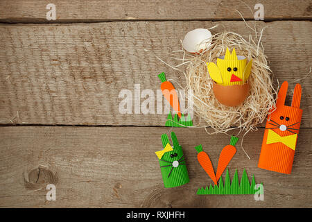 Ostern Hasen und Eier Dekoration im Innenraum auf einem vintage Holz- Hintergrund, Frühling Konzept, Flach, Ansicht von oben Stockfoto