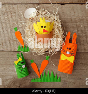 Ostern Hasen und Eier Dekoration im Innenraum auf einem vintage Holz- Hintergrund, Frühling Konzept, Flach, Ansicht von oben Stockfoto