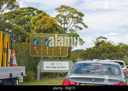 Jervis Bay Territory, ACT, Australia-December 23, 2018: Autos, die in der Warteschlange warten, für Park führt am Eingang Punkt in Jervis Bay National Park, eine o Stockfoto