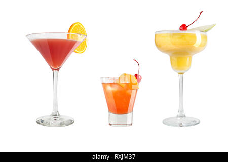 Eine Auswahl an alkoholischen Getränken und Cocktails auf einem weißen Hintergrund. Drei beliebte Getränke in Glas Kelche. Isoliert. Stockfoto