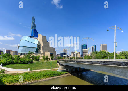 Kanadische Museum für Menschenrechte, und Skyline, Winnipeg, Manitoba, Kanada. Stockfoto