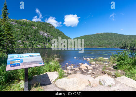 Informationen pannel Details auf den Park, an einem kleinen See in Les Grands-Jardins Nationalpark in der Provinz Quebec, Kanada Stockfoto