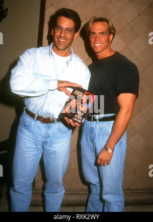 WEST Hollywood, CA - 11. Februar: Schauspieler/Schriftsteller Bob Paris, aka Robert Clark Paris und Bodybuilder Rod Jackson besuchen Berufenem im Herzen eine Liebesgeschichte" Veranstaltung am 11. Februar 1994 Im Bel Age Hotel in West Hollywood, Kalifornien. Foto von Barry King/Alamy Stock Foto Stockfoto