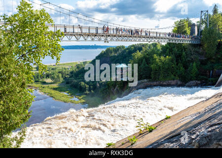 Montmorency Wasserfälle von oben mit Brücke, Besucher und Aussichtspunkt, Quebec City, Quebec, Kanada Stockfoto