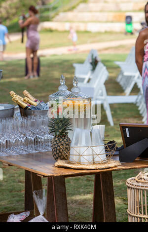 Australische Hochzeit am Strand außerhalb am Avalon Beach in Sydney, Australien mit Champagner auf Eis für die Hochzeit Toast Stockfoto