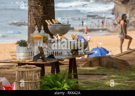 Australische Hochzeit am Strand außerhalb am Avalon Beach in Sydney, Australien mit Champagner auf Eis für die Hochzeit Toast Stockfoto