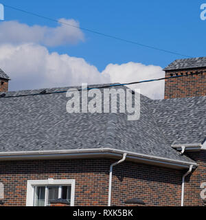 Asphalt Kies. Dekorative bitumen Schindeln auf dem Dach eines Brick House Stockfoto