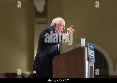 Iowa City, Iowa, USA. 8. März, 2019. Vermont Senator Bernie Sanders gehalten auf einer Kundgebung am Freitag Abend an der Universität von Iowa Memorial Student Stockfoto