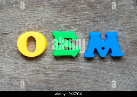 Bunte Kunststoff Alphabet in Wort Abbbreviation von OEM (Original Equipment Manufacturer) auf Holz Hintergrund Stockfoto