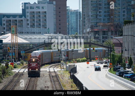 Ein CP (Canadian Pacific) Güterzug in New Westminster, British Columbia, Kanada Stockfoto